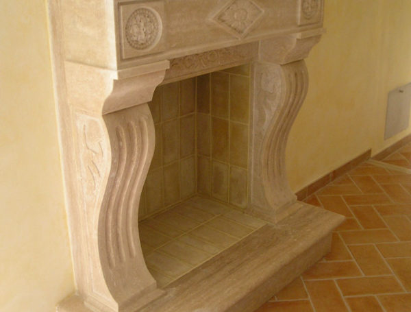 Camino in travertino classico