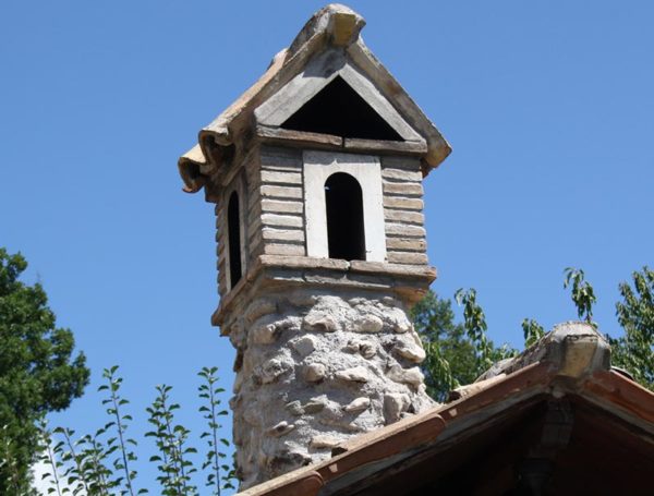 Comignolo arricchito con dettagli in travertino