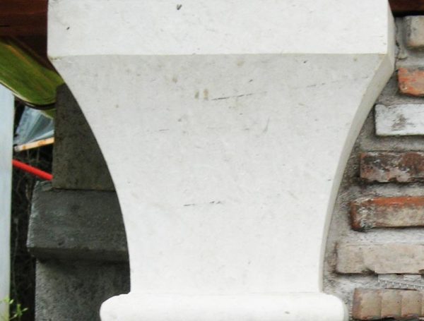 Dettaglio di un capitello in travertino romano