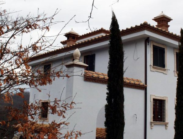 Villa con cornici in travertino