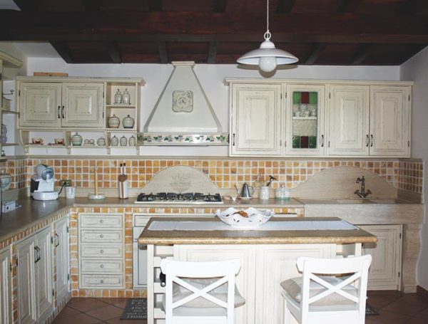 Piano cucina in travertino romano