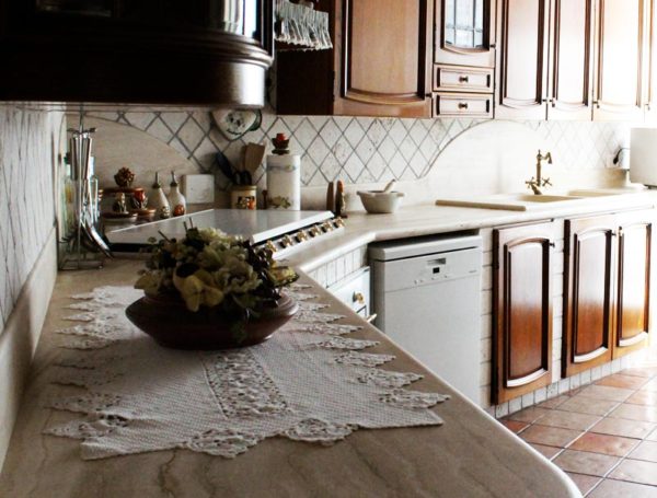 Piano cucina in travertino controfalda