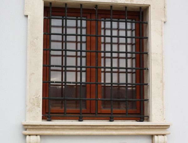 Cornice in travertino romano