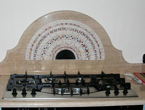 Dettaglio cucina in travertino romano
