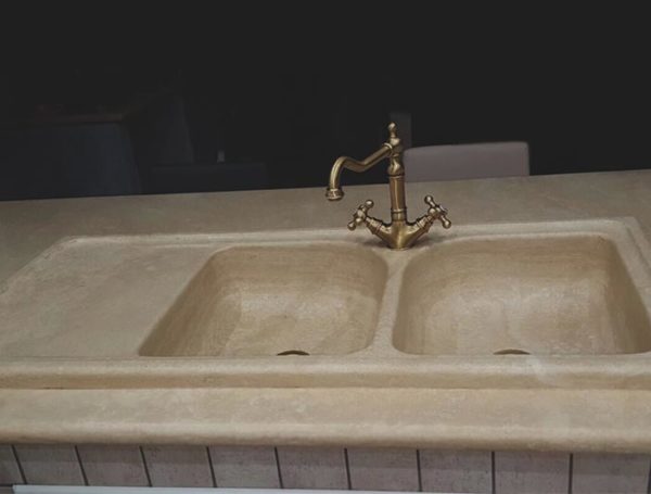 Dettaglio lavabo in travertino massello