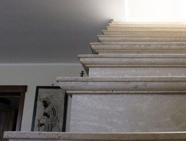 Dettaglio scala in travertino romano antichizzato
