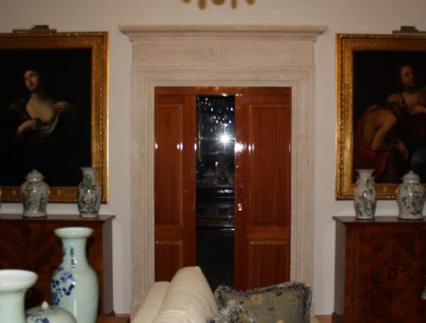 Portale in travertino Romano