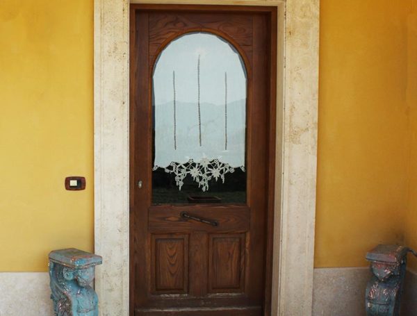 Cornice ornamentale per porta d’ingresso