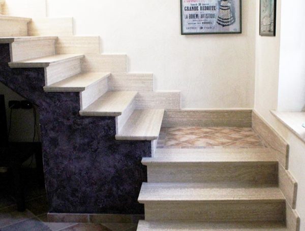Scala in travertino romano antichizzato