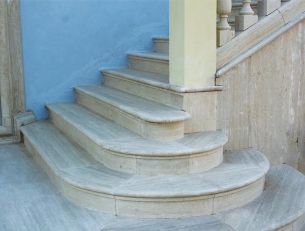 Scalinata esterna in travertino romano