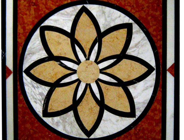 Tavolo con intarsio geometrico