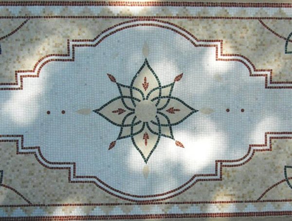 Tavolo rettangolare realizzato con la tecnica del mosaico