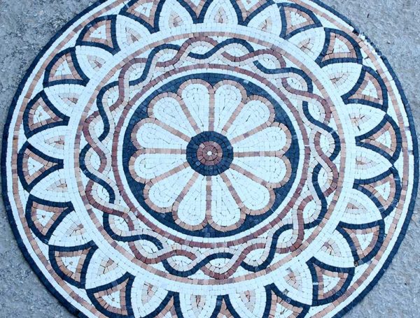 Tavolo circolare realizzato con la tecnica del mosaico