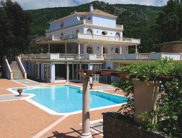 Pavimento piscina in travertino